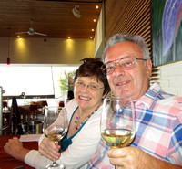 Suzanne et Jérôme savourent leur vin.