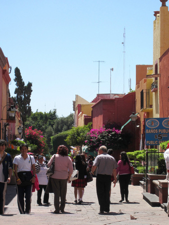 Petite rue charmante à Querétaro --- Charming street en Querétaro