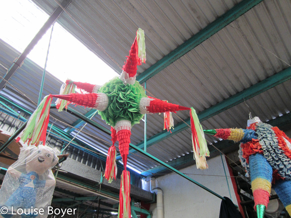 Piñata típico de siete puntas con los colores de Mexico