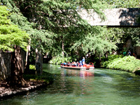 Une promenade guidée sur la rivière est un ``must``. --- A narrated boat ride on the river is a must.