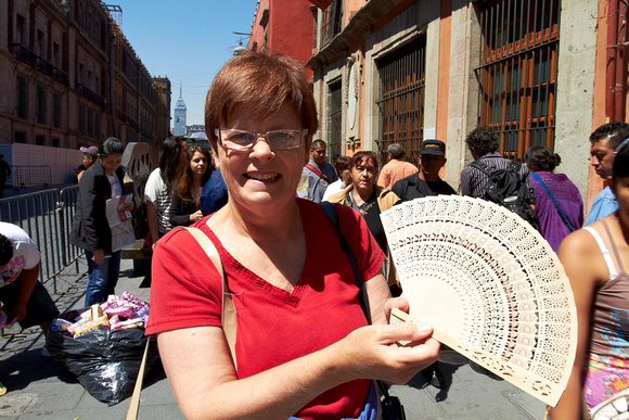 Louise s'est acheté un éventail d'un marchand dans la rue.  ---  Louise bought a fan from a street merchant.