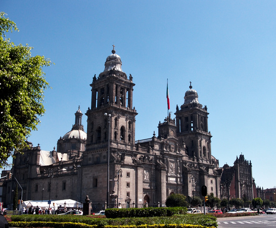 L'immense "Catedral Metropolitana" de la grand-place --- The huge "Catedral Metropolitana" in the main square.