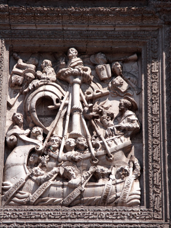 Détail de la façade de la cathédrale de style colonial -- Detail of the front of the colonial-style cathedral