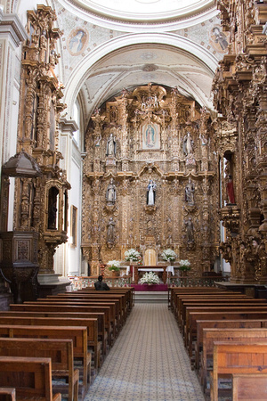 Templo de las Rosas has three impressive gold altars. - L'église a trois autels impressionnants tout en or.