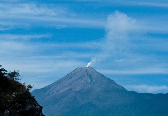 Le volcan de Fuego de Colima est actif. --- The volcano Fuego de Colima is acitve.