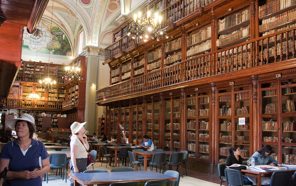 The magnificent Public Library was once a church: the Templo de la Campania de Jesus. -- La superbe bibliothèque est logée dans l'ancienne église des Jésuites.