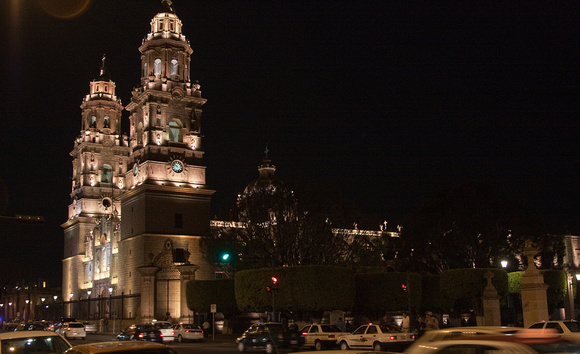 One of the main attraction is the Cathedral at night. -- Un des principaux attraits est la cathédrale de nuit.