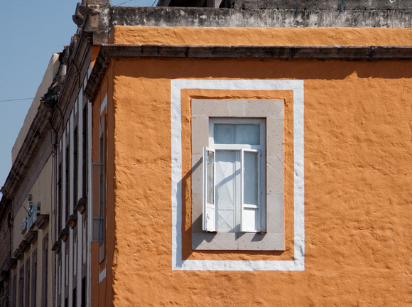 Orange is a favorite color for buildings in Mexico. -- La couleur orange est très populaire pour les constructions de toutes sortes au Mexique.