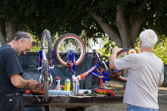 Nos amis du camping réparent les vélos de l'orphelinat. -- Our friends at the RV Park are repairing the bikes for the orphanage.