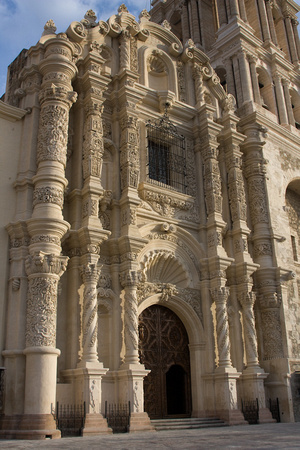 Les façades richement décorées des églises sont de toute beauté. --- The very ornate church facades are of great beauty.