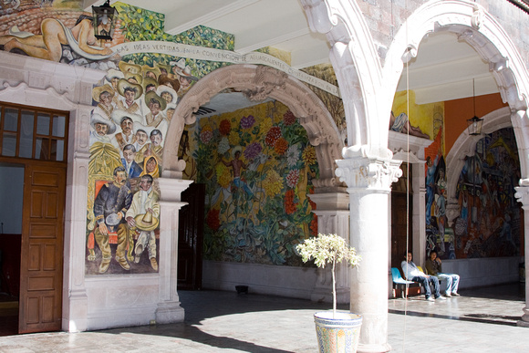Les murs sont décorés de murales relatant l'histoire du Mexique. --- The walls are decorated with murals depicting Mexico's history.