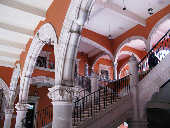 Le palais du gouvernement, une forêt de colonnes, arches sculptées et esclaiers impéraux à Aguascalientes. --- Government Palace, a forest of columns, carved arches and imperial stairs in Aguascalient