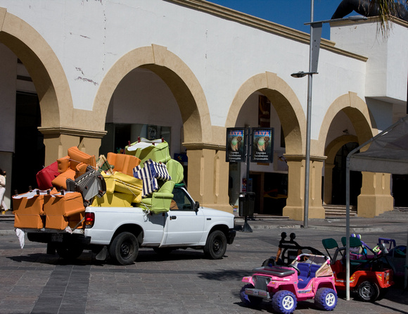 Des meubles pour enfants en route vers le marché (Aguascalientes) --- Children furnitures on their way to the market (Aguascalientes)