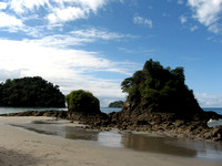 Le parc contient trois plages bordées par la forêt humide -- The park has three beaches on the edge of the rain forest.