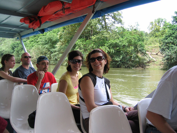 Nous avons fait un tour de bateau sur la rivière Sarapaqui pour admirer la faune -- We took a boat tour on the Sarapaqui River to view the wildlife.