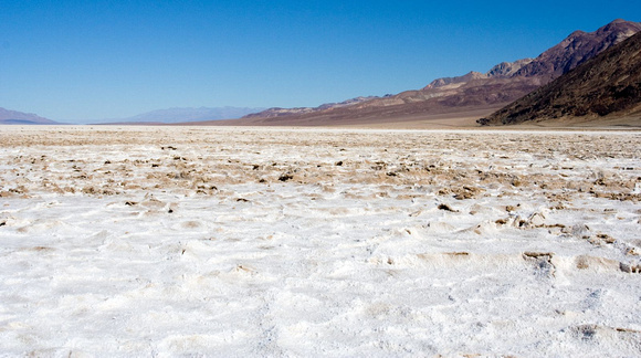 Toutefois, les sels du basin environnant rendent l'eau non potable, donc mauvaise (badwater). -- However, the accumulated salts of the surrounding basin make it undrinkable, thus the name "Badwater".