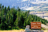 Logan Pass est au sommet du Going-to-the-Sun Road. C'est le point le plus haut qu'un véhicule peut atteindre. -- Logan Pass is at the summit of Going-to-the-Sun Road. This is the highest point at whic