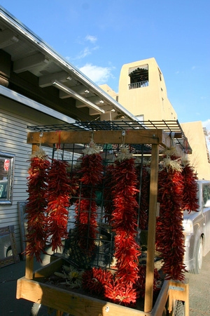Des chiles partout décorent les balcons et les boutiques. -- Chiles everywhere adorn balconies and shop displays.