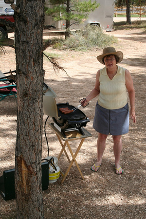 2006 - Louise prépare les hot dogs - Louise prepares lunch