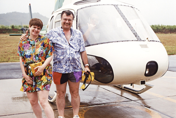 1996 Si heureux de faire un tour en hélicoptère. Le pilote est lui aussi content...