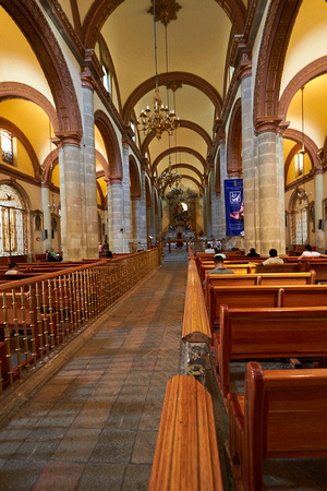 Intérieur de la cathédrale --- Inside the cathedral