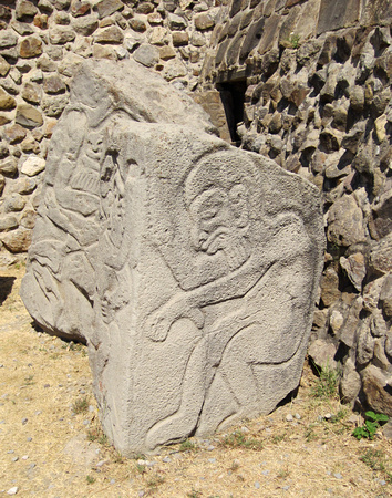 Bas-relief marquant le début d'un système d'écriture (500 av. J.-C.) -- Bas-relief marking the beginning of a writing system (500 BC.)