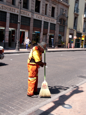 Les rues sont balayées de bonne heure tous les matins. -- The streets are swept early every day.