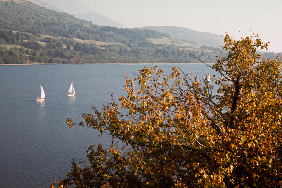 Laffrey - vue sur lac et voiliers