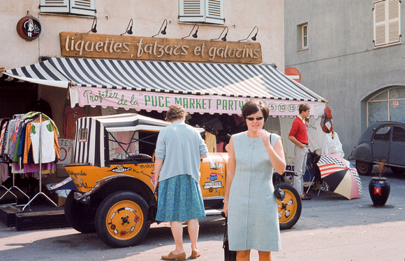 Saint-Tropez : Suzanne devant une boutique typique