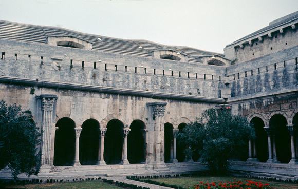 Arles - Le cloître de Saint-Trophime