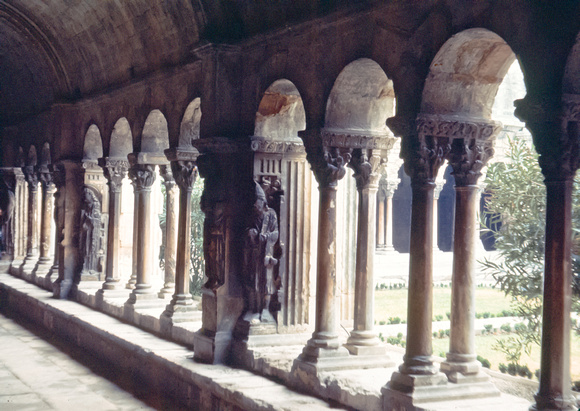 Cloître d'Arles - les arcades romanes