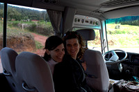 2007 - Costa Rica. Les filles dans notre bus d'excursion quotidien -- The girls in our tour bus