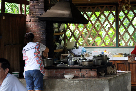 Nous avons dîné dans une cuisine en plein air typique du Costa Rica. -- We lunch at a typical open-air kitchen of Costa Rica.