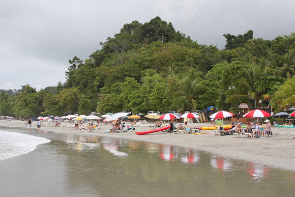 Playa Espadilla, une des plages les plus populaires du pays, à l'entrée du parc Manuel Antonio. - Playa Espadilla, one of the most popular beaches, at the entrance to the Manuel Antonio Park.
