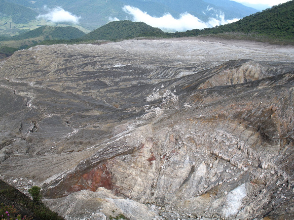 Le volcan Poás est un puissant symbole des forces géothermiques qui ont formé le Costa Rica. -- Poás volcano is a powerful symbol of the geothermal forces that formed Costa Rica