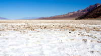 Toutefois, les sels du basin environnant rendent l'eau non potable, donc mauvaise (badwater). -- However, the accumulated salts of the surrounding basin make it undrinkable, thus the name "Badwater".