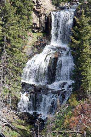 Partout, des chutes animent lepaysage. -- Everywhere, the landscape is dotted with waterfalls.