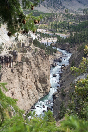 L'eau est est un élément majeur qui forme le paysage de Yellowstone. -- Water is a major element that forms the Yellowstone landscapeé