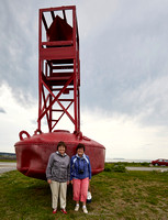 Suzanne et Louise devant une balise (ou bouée) -- Suzanne and Louise in front of a buoy