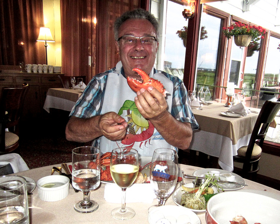 Jérôme a decortiqué son homard avant de la manger ! -- Jérôme dissected his lobster before eating it!