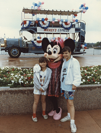 Sophie et Julie avec Mickey Mouse