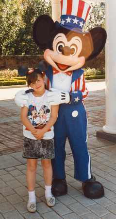 Sophie avec Mickey Mouse