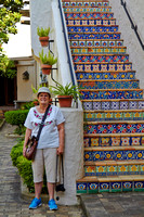 Louise adore cet escalier --- Louise loves this straicase