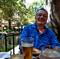 Jérôme se rafraîchit avec une bière avant le dîner. -- Jérôme cools down with a beer before lunch.