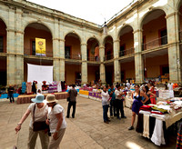 Salon d'artisanat dans une cour intérieure --- Craft show in a courtyard