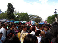 La foule à l'entrée de l'église