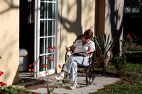 Louise aime lire dans le jardin. --- Louise likes to read in the garden