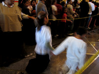 Mère et fils à genoux dans l'église