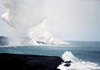 La lave brulante du volcan Kilauea se jette avec un bruit du tonnerre dans la mer