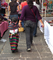 Mignonne fillette en costume traditionnel